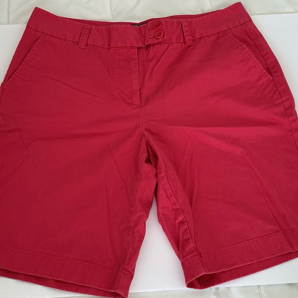 Vineyard Vines Women's Bermuda style khaki shorts